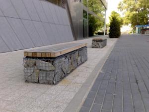tänavamööbel, pink, gabion, kłoda, müüripealne, puidust iste