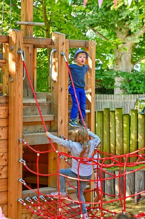 tänavamööbel, richter spielgeraete gmbh, cena aktualna, drewno ze zrównoważonej gospodarki leśnej z certyfikatem 70 % pefc 08.260.713, urządzenie atestowane przez tuv sud i zgodne z normą en 1176.