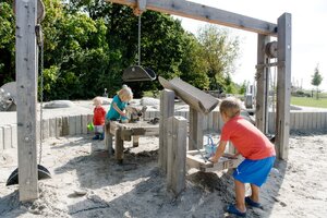 tänavamööbel, richter spielgeraete gmbh, 3d, cena aktualna, drewno ze zrównoważonej gospodarki leśnej z certyfikatem 70 % pefc 08.260.713, urządzenie atestowane przez tuv sud i zgodne z normą en 1176., urządzenie dla niepełnosprawnych użytkowników