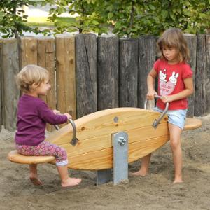 [translation-not-found:street-furniture], richter spielgeraete gmbh, cena aktualna, drewno ze zrównoważonej gospodarki leśnej z certyfikatem 70 % pefc 08.260.713, klejony wododporny modrzew alpejski pefc (element montowany na kotwach ze stali cynkowanej ogniowo), urządzenie atestowane przez tuv sud i zgodne z normą en 1176.