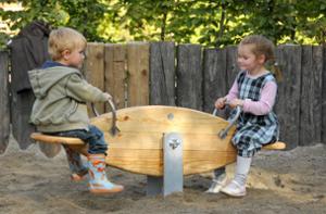 [translation-not-found:street-furniture], richter spielgeraete gmbh, cena aktualna, drewno ze zrównoważonej gospodarki leśnej z certyfikatem 70 % pefc 08.260.713, klejony wododporny modrzew alpejski pefc (element montowany na kotwach ze stali cynkowanej ogniowo), urządzenie atestowane przez tuv sud i zgodne z normą en 1176.