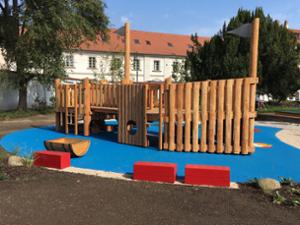 [translation-not-found:street-furniture], richter spielgeraete gmbh, cena aktualna, drewno ze zrównoważonej gospodarki leśnej z certyfikatem 70 % pefc 08.260.713, urządzenie atestowane przez tuv sud i zgodne z normą en 1176.