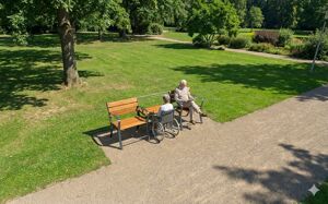 [translation-not-found:street-furniture], ławka, dla seniorów, niepełnosprawni, oparcie z drewna, siedzisko z drewna, stolik, stół, stylizowane