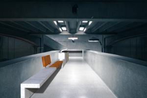 [translation-not-found:street-furniture], donica, ława, ławka, beton, beton architektoniczny, deskowanie pionowe, deskowanie poprzeczne, oparcie z drewna, siedzisko z drewna