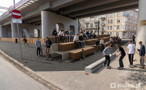 [translation-not-found:street-furniture], ława, ławka, solarny, kłoda, solarna listwa smartbeam, trybuna