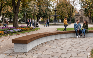 [translation-not-found:street-furniture], ława, beton, beton architektoniczny, deskowanie pionowe, deskowanie poprzeczne, kłoda, po łuku / okrągła