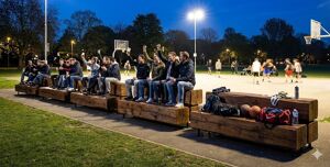 [translation-not-found:street-furniture], ława, ławka, fotowoltaika, gniazdo 230v i/lub usb, kłoda, ładowarka qi/indukcyjna, siedzisko z drewna, stolik, trybuna
