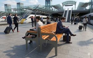[translation-not-found:street-furniture], ławka, solarny, fotowoltaika, gniazdo 230v i/lub usb, ładowarka qi/indukcyjna, oparcie z drewna, podłokietnik, siedzisko z drewna, stylizowane