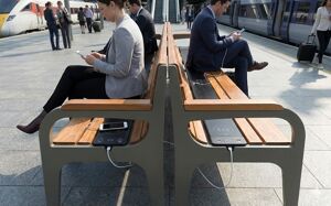 [translation-not-found:street-furniture], ławka, solarny, fotowoltaika, gniazdo 230v i/lub usb, ładowarka qi/indukcyjna, oparcie z drewna, podłokietnik, siedzisko z drewna, stylizowane