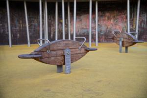 [translation-not-found:street-furniture], richter spielgeraete gmbh, cena aktualna, drewno ze zrównoważonej gospodarki leśnej z certyfikatem 70 % pefc 08.260.713, klejony wododporny modrzew alpejski pefc (element montowany na kotwach ze stali cynkowanej ogniowo), urządzenie atestowane przez tuv sud i zgodne z normą en 1176.