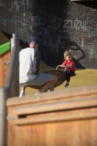 [translation-not-found:street-furniture], richter spielgeraete gmbh, cena aktualna, drewno ze zrównoważonej gospodarki leśnej z certyfikatem 70 % pefc 08.260.713, klejony wododporny modrzew alpejski pefc (element montowany na kotwach ze stali cynkowanej ogniowo), urządzenie atestowane przez tuv sud i zgodne z normą en 1176.