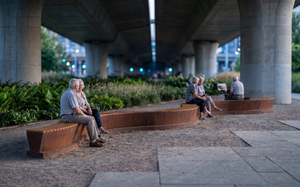 [translation-not-found:street-furniture], ława, siedzisko z drewna, dla seniorów, po łuku / okrągła, beton, na murku, beton architektoniczny, modułowe, corten