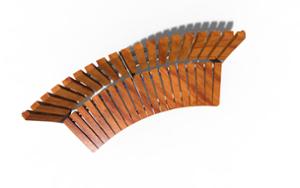 straatmeubilair, zitbanken, horizontale planken, houten rugleuning, gebogen, houten zitting