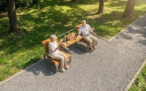 mobilier stradal, sezuturi, pentru persoanele in varsta, accesibil pentru persoane cu handicap, spatar din lemn, scaune din lemn, masa mica, masa