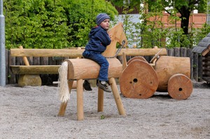 mobilier stradal, richter spielgeraete gmbh, cena aktualna, drewno ze zrównoważonej gospodarki leśnej z certyfikatem 70 % pefc 08.260.713, urządzenie atestowane przez tuv sud i zgodne z normą en 1176.